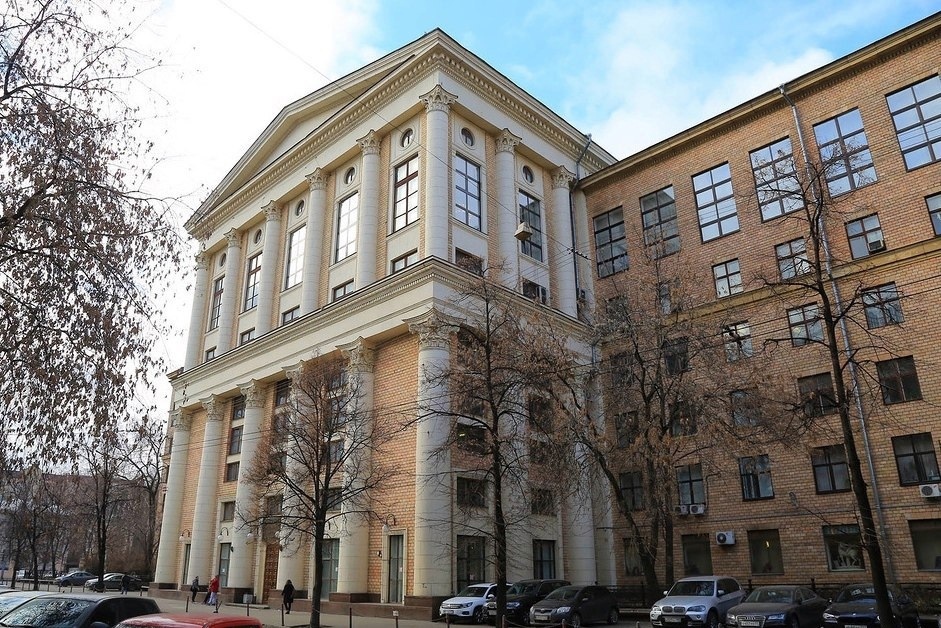 Фасад РГГУ на Миусской площади